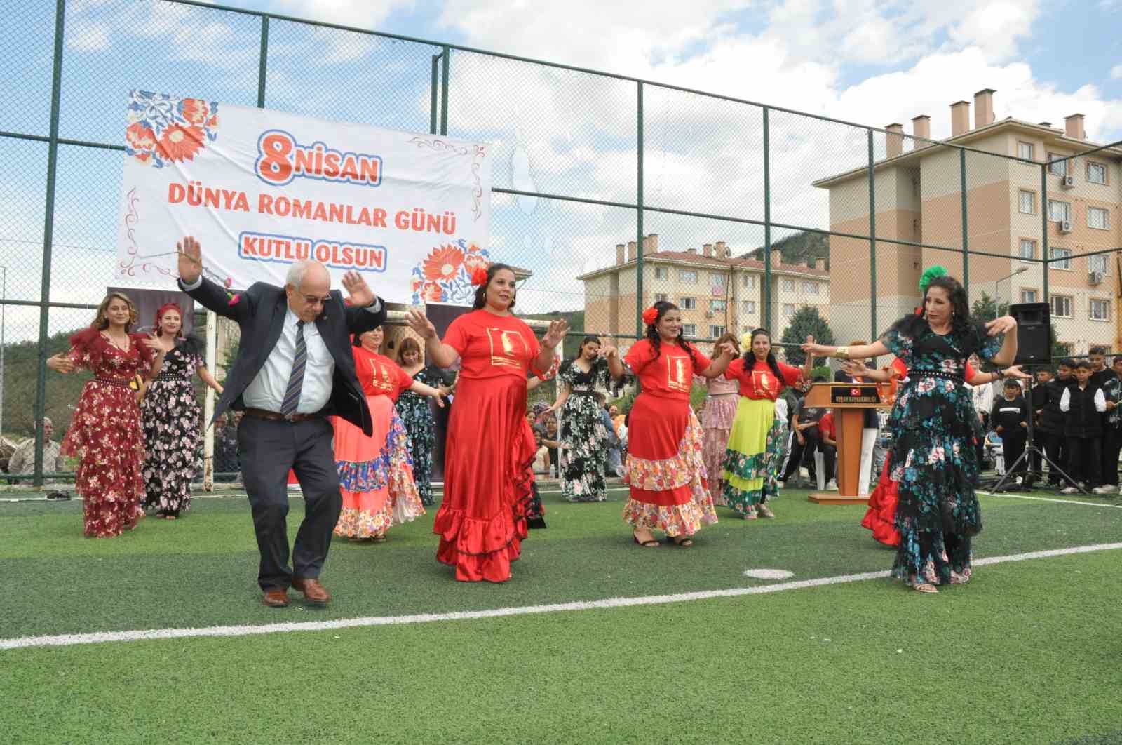 Keşan’da Romanlar Günü kutlamaları renkli görüntülere sahne oldu
Keşan’da Romanlar Günü kutlamaları renkli görüntülere sahne oldu