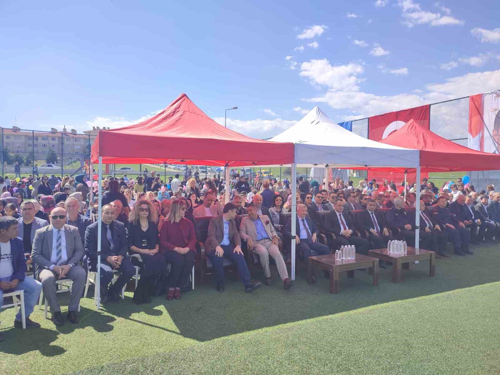 Keşan’da Romanlar Günü kutlamaları renkli görüntülere sahne oldu
Keşan’da Romanlar Günü kutlamaları renkli görüntülere sahne oldu