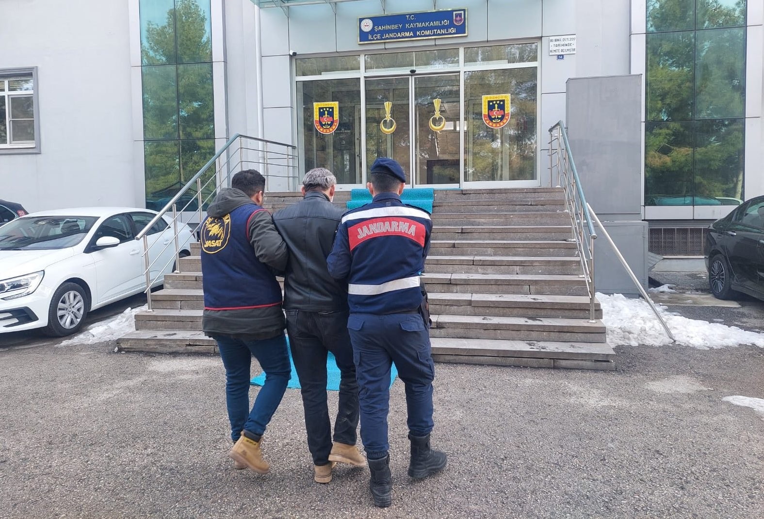 Kesinleşmiş 25 yıl cezayla aranan şüpheliyi jandarma yakaladı