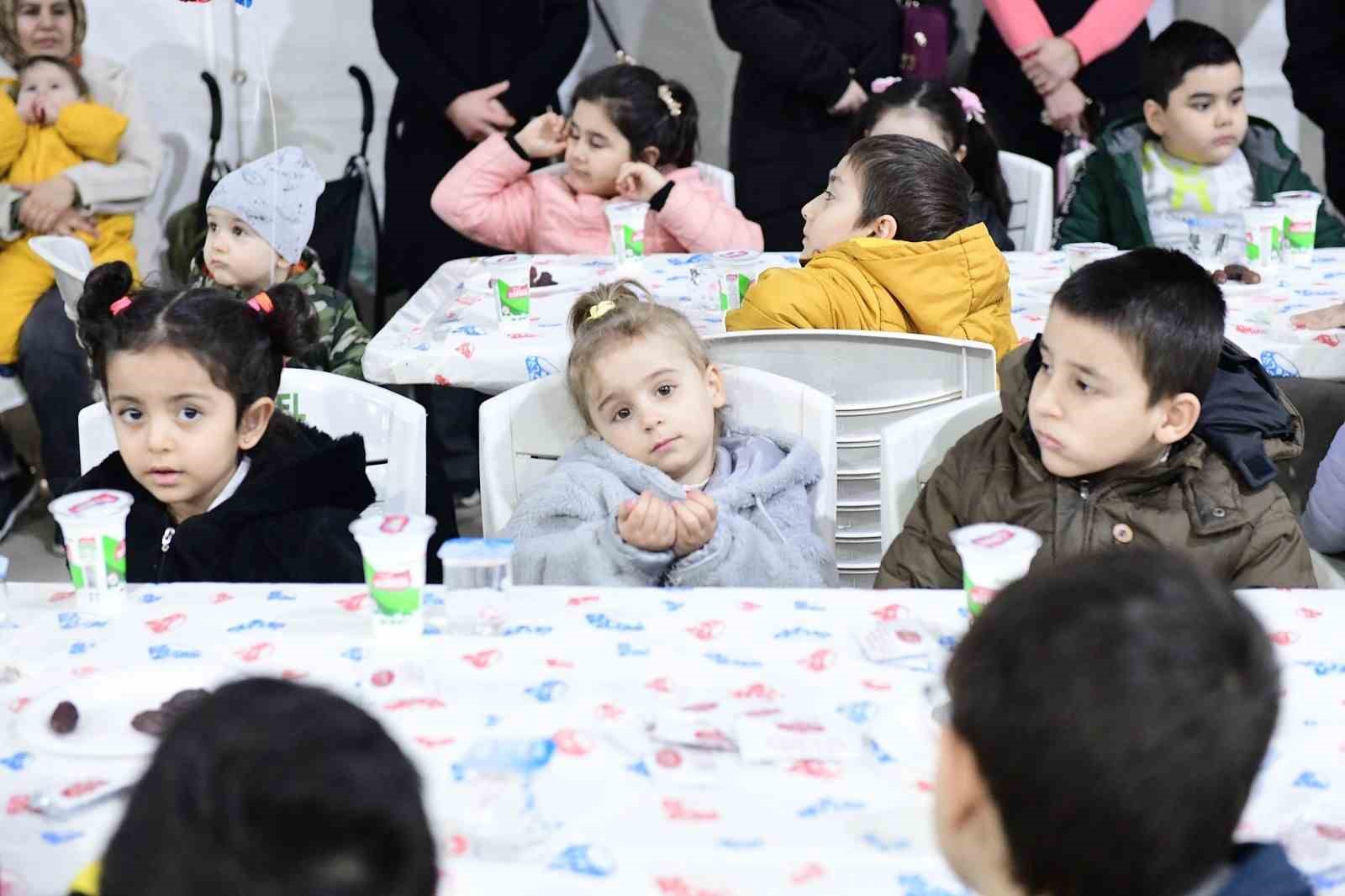 Kestelli çocuklar, tekne oruçlarını birlikte açtı
