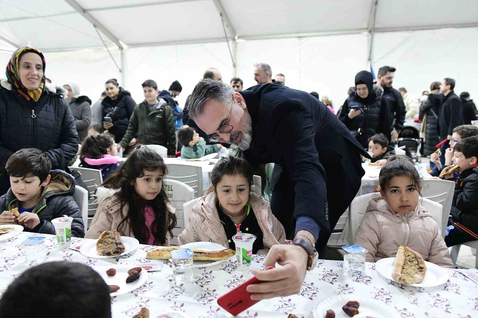 Kestelli çocuklar, tekne oruçlarını birlikte açtı
