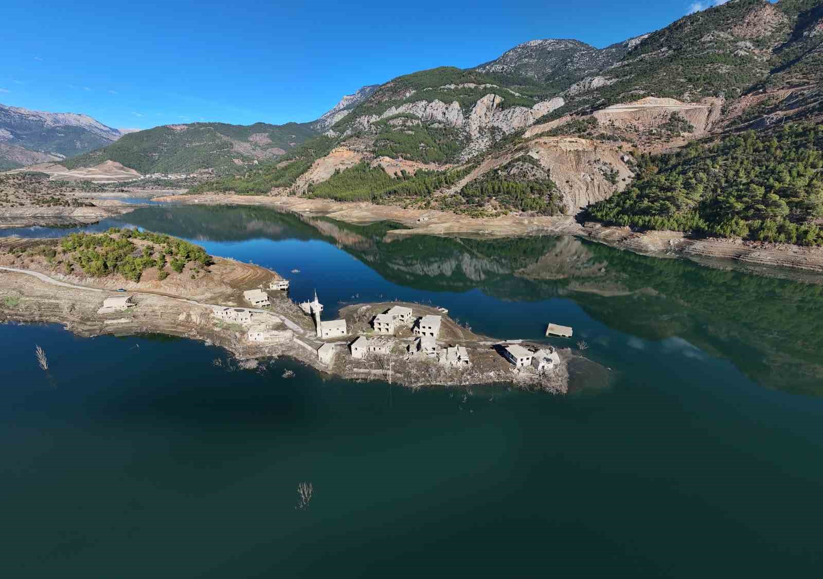 Kıbrıs’a içme suyu sağlayan baraj doldu, insan silueti ortaya çıktı
