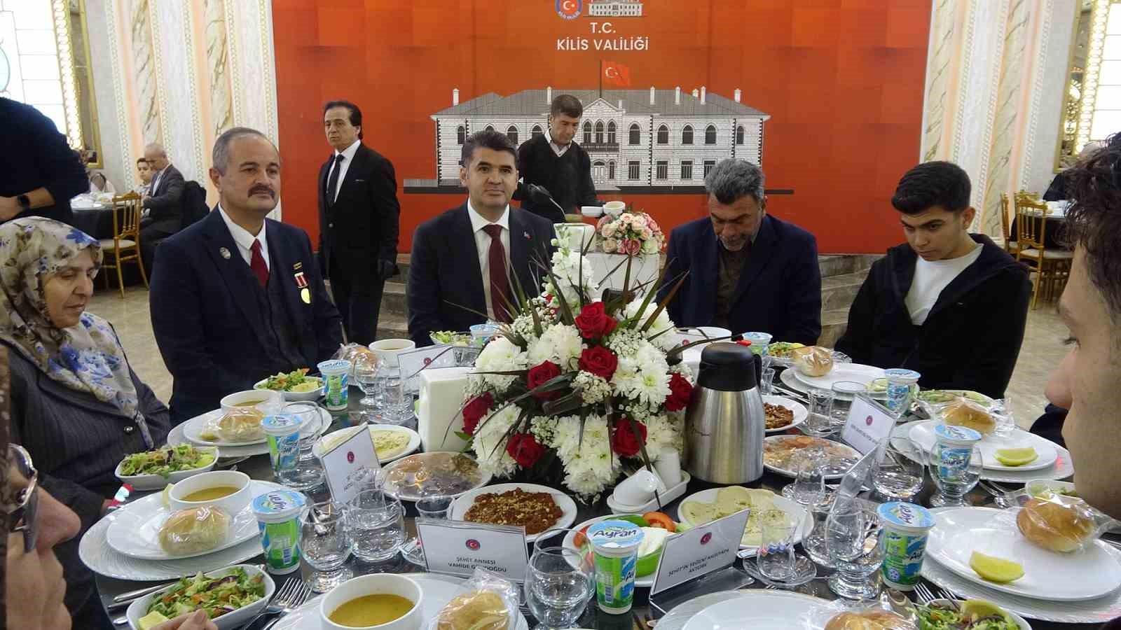 Kilis Valisi Kalaylı, gazi ve şehit aileleriyle iftarda buluştu
