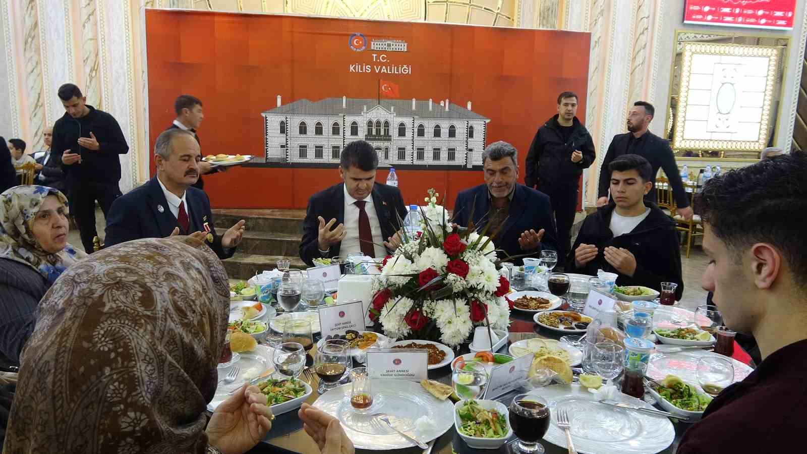 Kilis Valisi Kalaylı, gazi ve şehit aileleriyle iftarda buluştu
