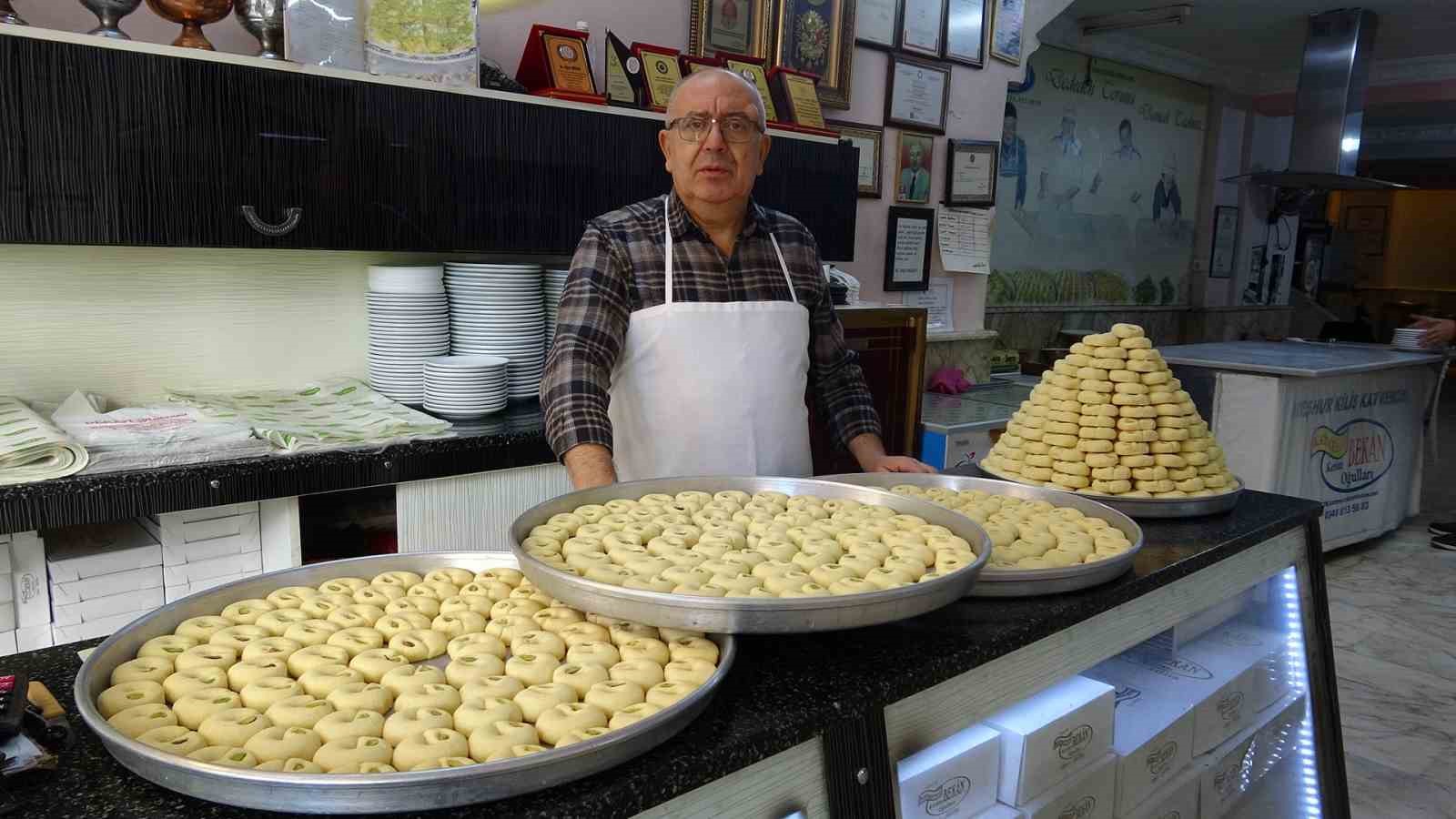 Kilis’e özgü kurabiyeler kandillerde dağıtılıyor
