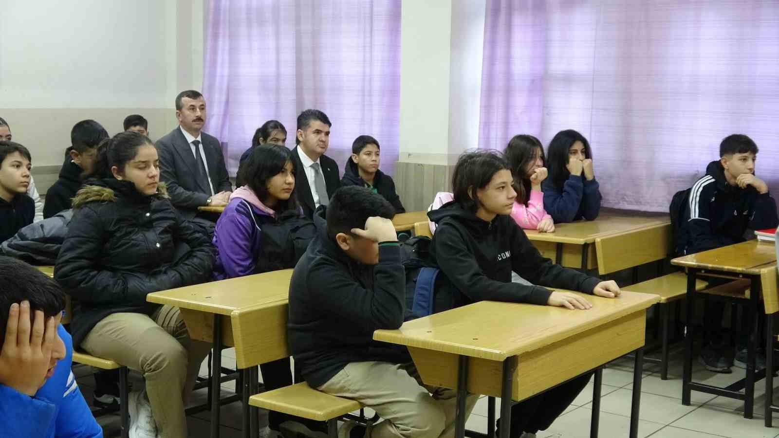 Kilis’te 2. dönemin ilk dersinin konusu "Bayrak" oldu
