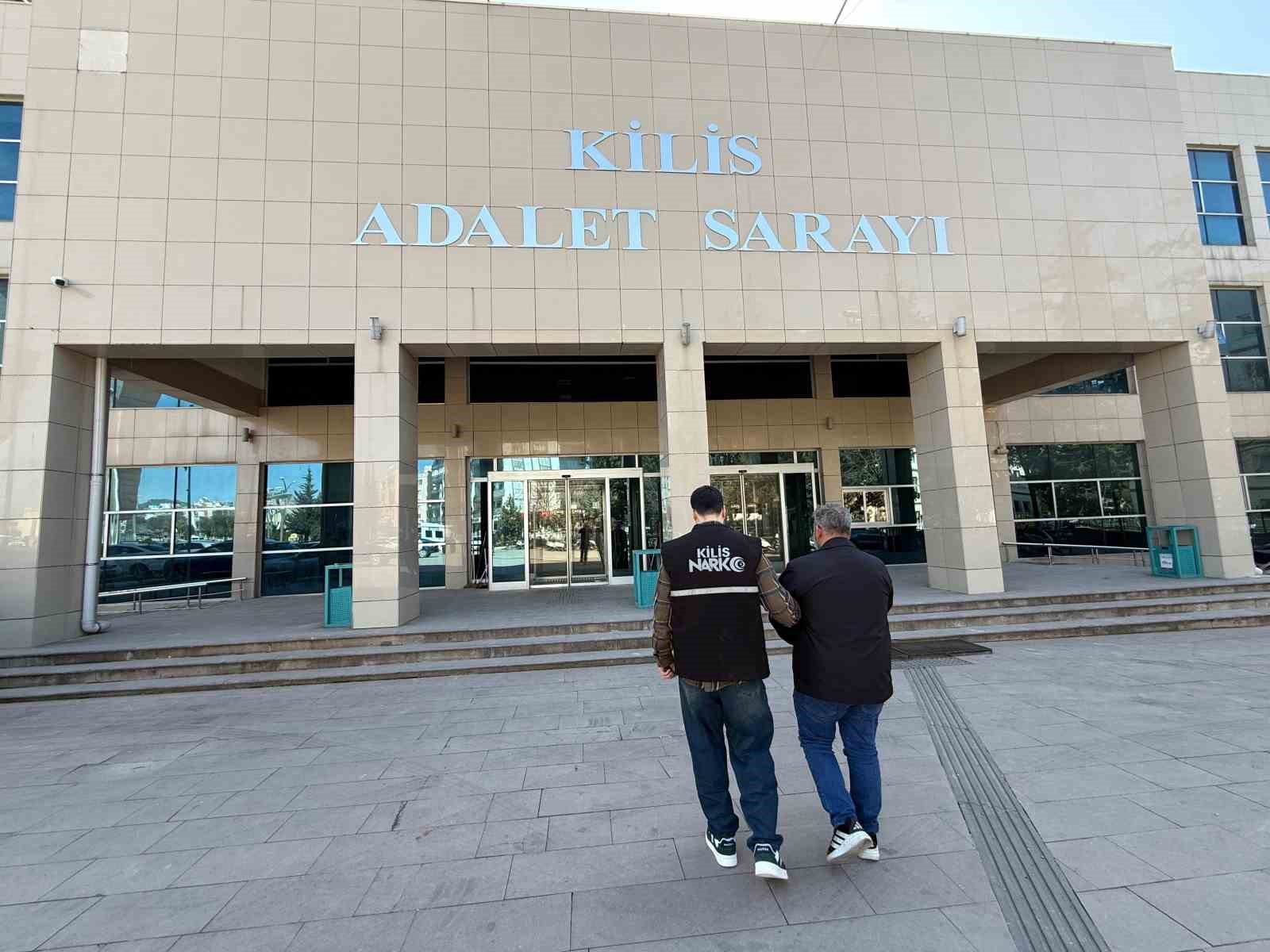 Kilis’te 84 gram metamfetamin ele geçirildi: 1 tutuklama
Kilis’te 84 gram metamfetamin ele geçirildi: 1 tutuklama