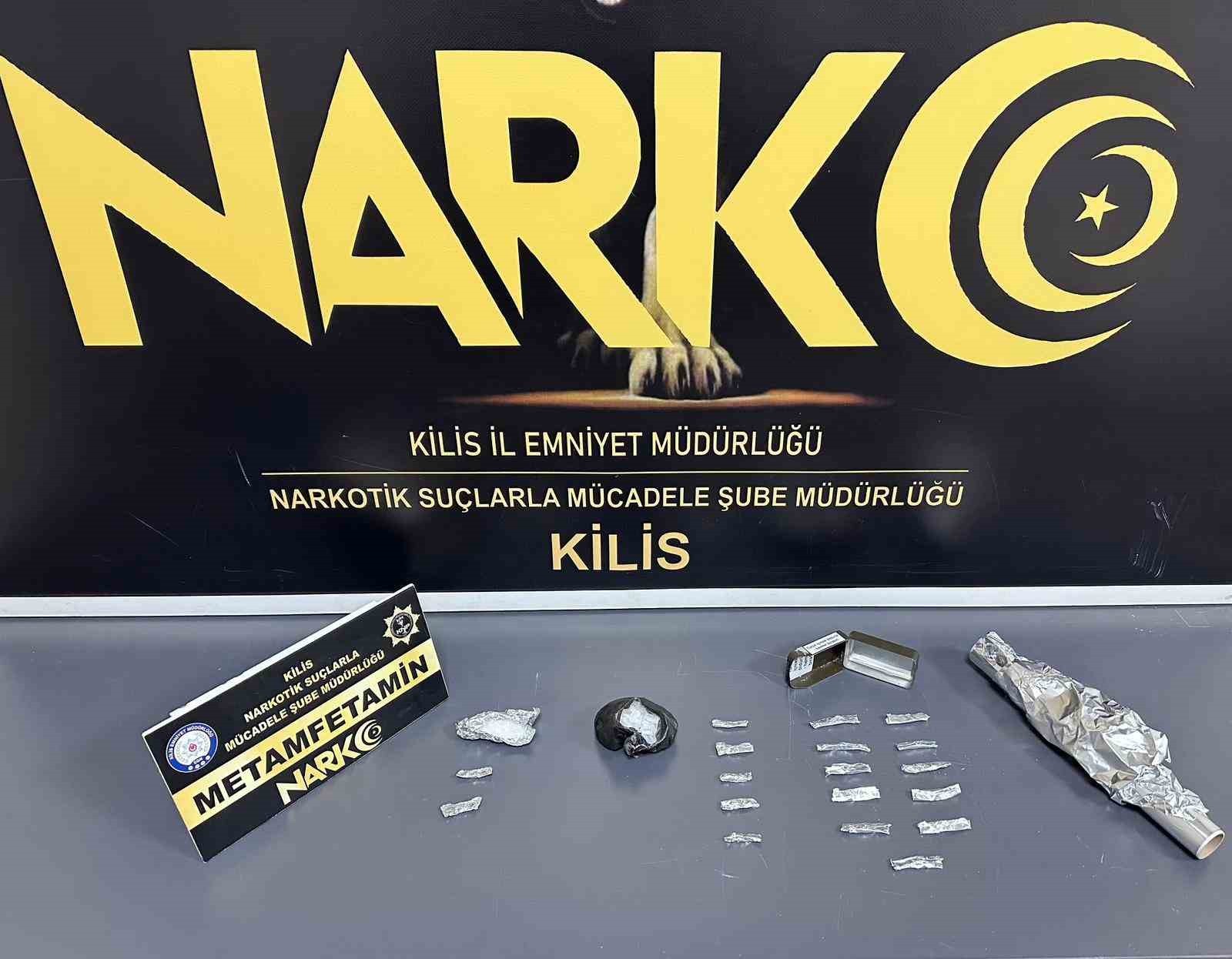 Kilis’te 84 gram metamfetamin ele geçirildi: 1 tutuklama
Kilis’te 84 gram metamfetamin ele geçirildi: 1 tutuklama