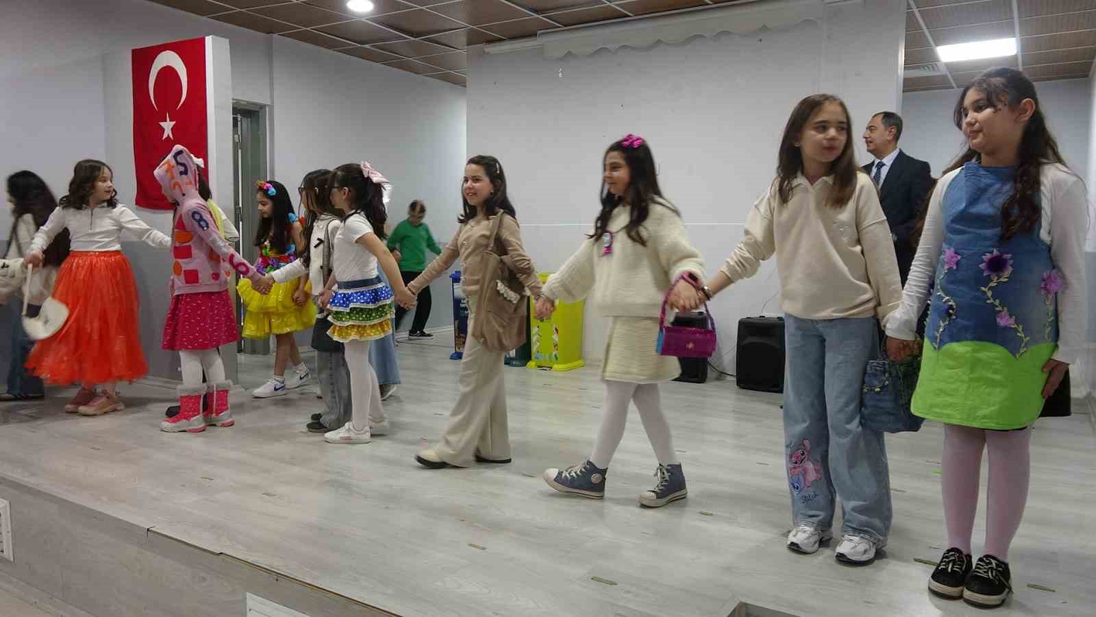 Kilis’te "Atıktan Sanata" sergisi: Öğrenciler atıkları sanata dönüştürdü
Kilis’te "Atıktan Sanata" sergisi: Öğrenciler atıkları sanata dönüştürdü