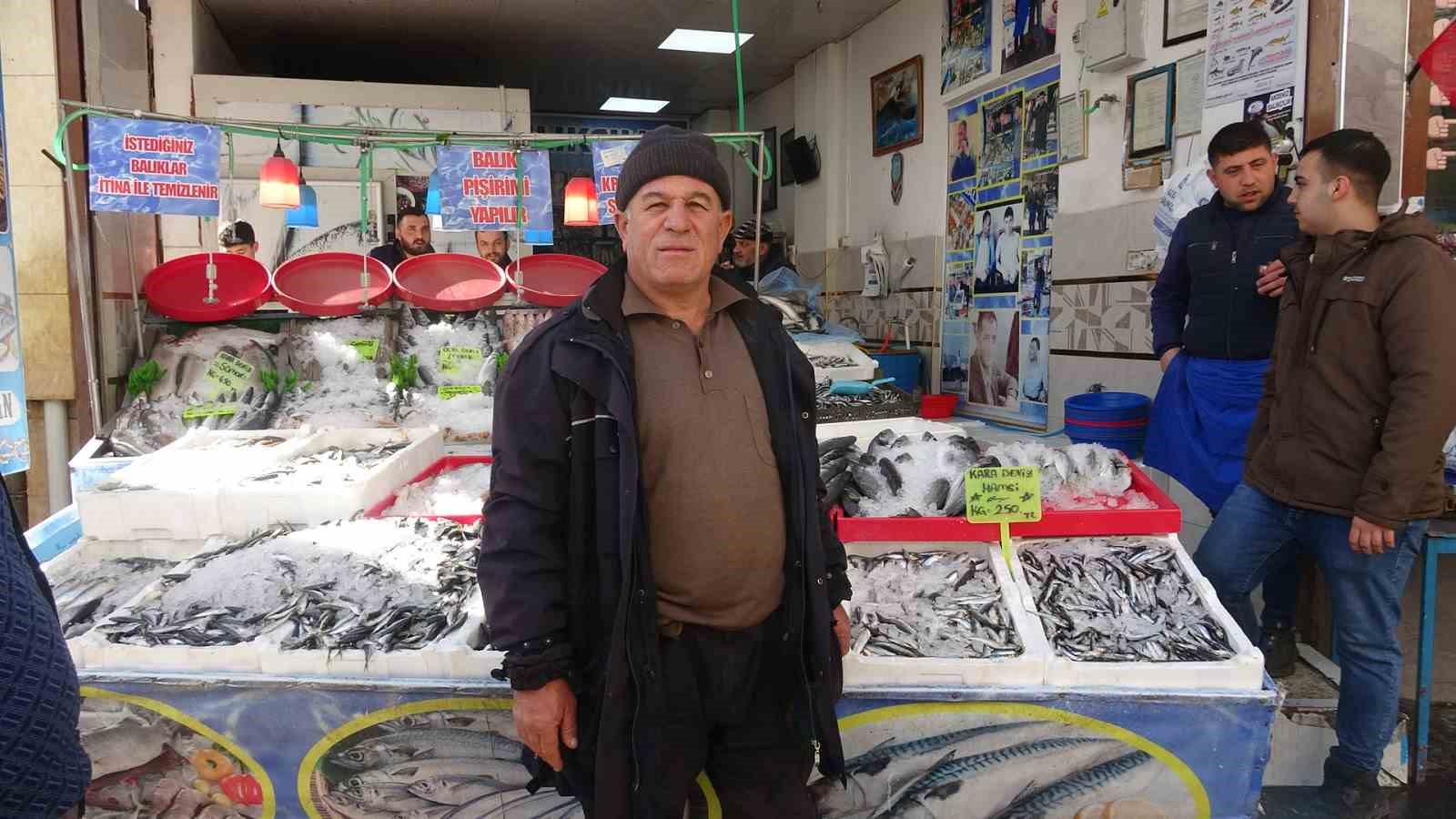 Kilis’te hamsi sevinci: Vatandaşlar çiğ çiğ yedi
