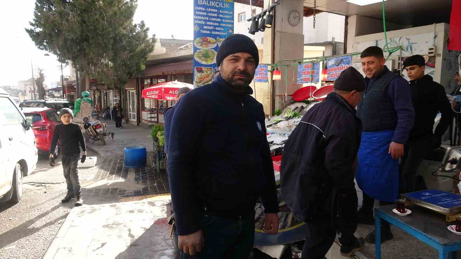 Kilis’te hamsi sevinci: Vatandaşlar çiğ çiğ yedi
