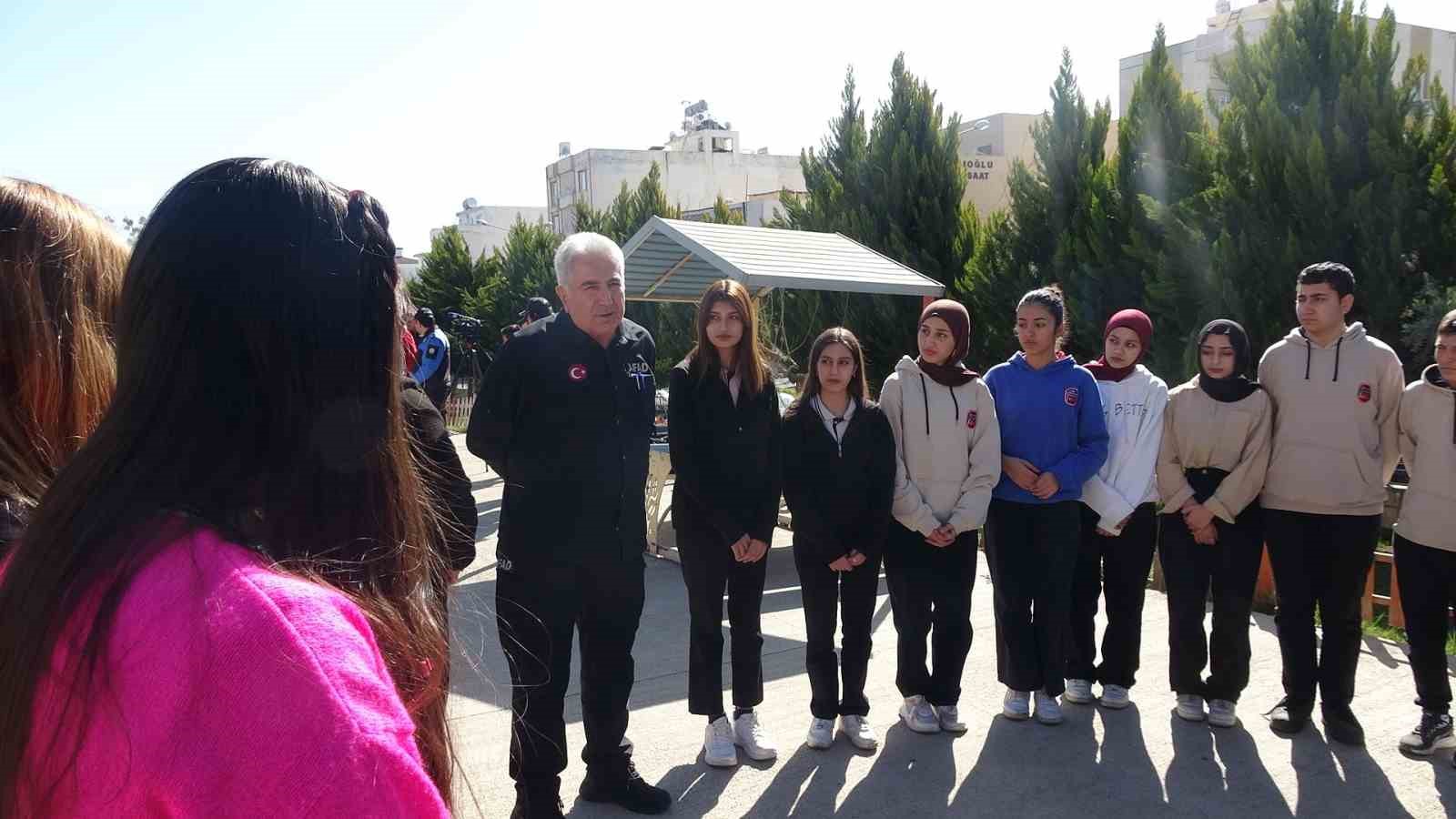 Kilis’te lise öğrencilerinden deprem tatbikatı
