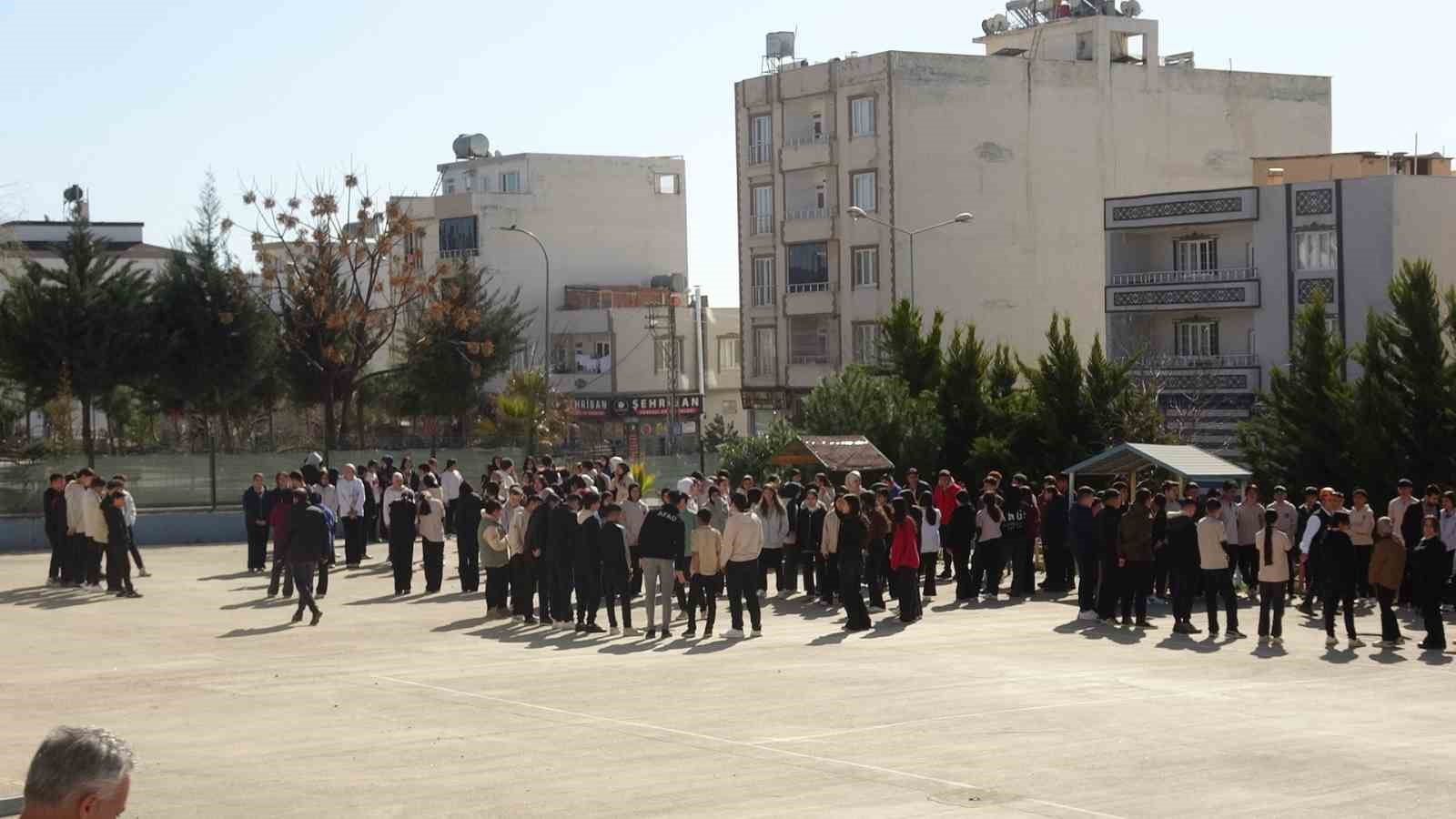 Kilis’te lise öğrencilerinden deprem tatbikatı
