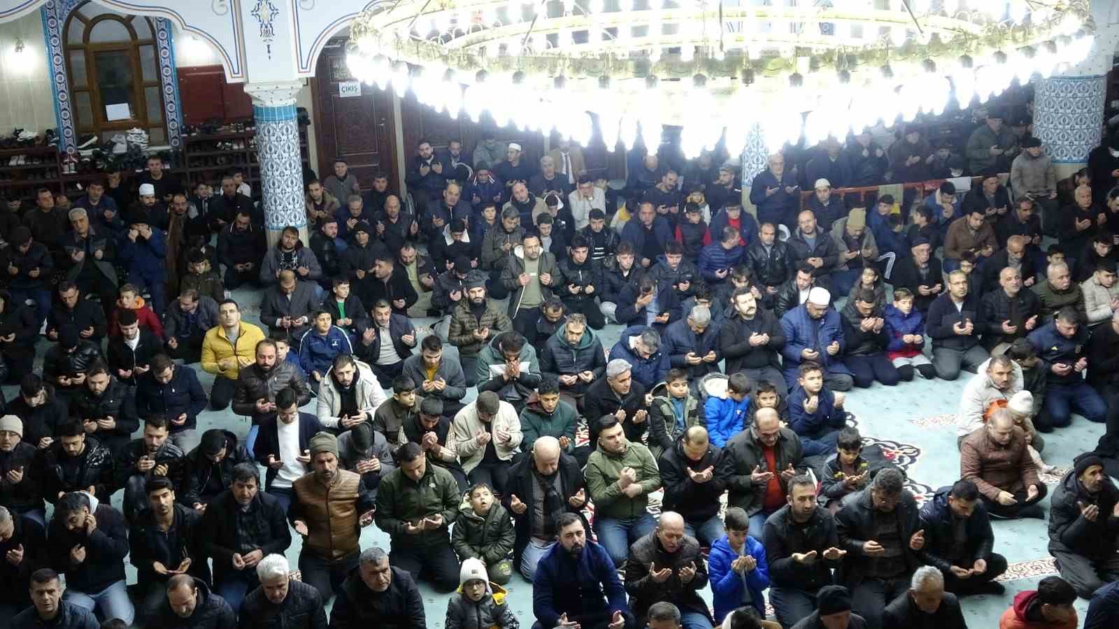 Kilis’te Miraç Kandili’nde camiler doldu taştı
