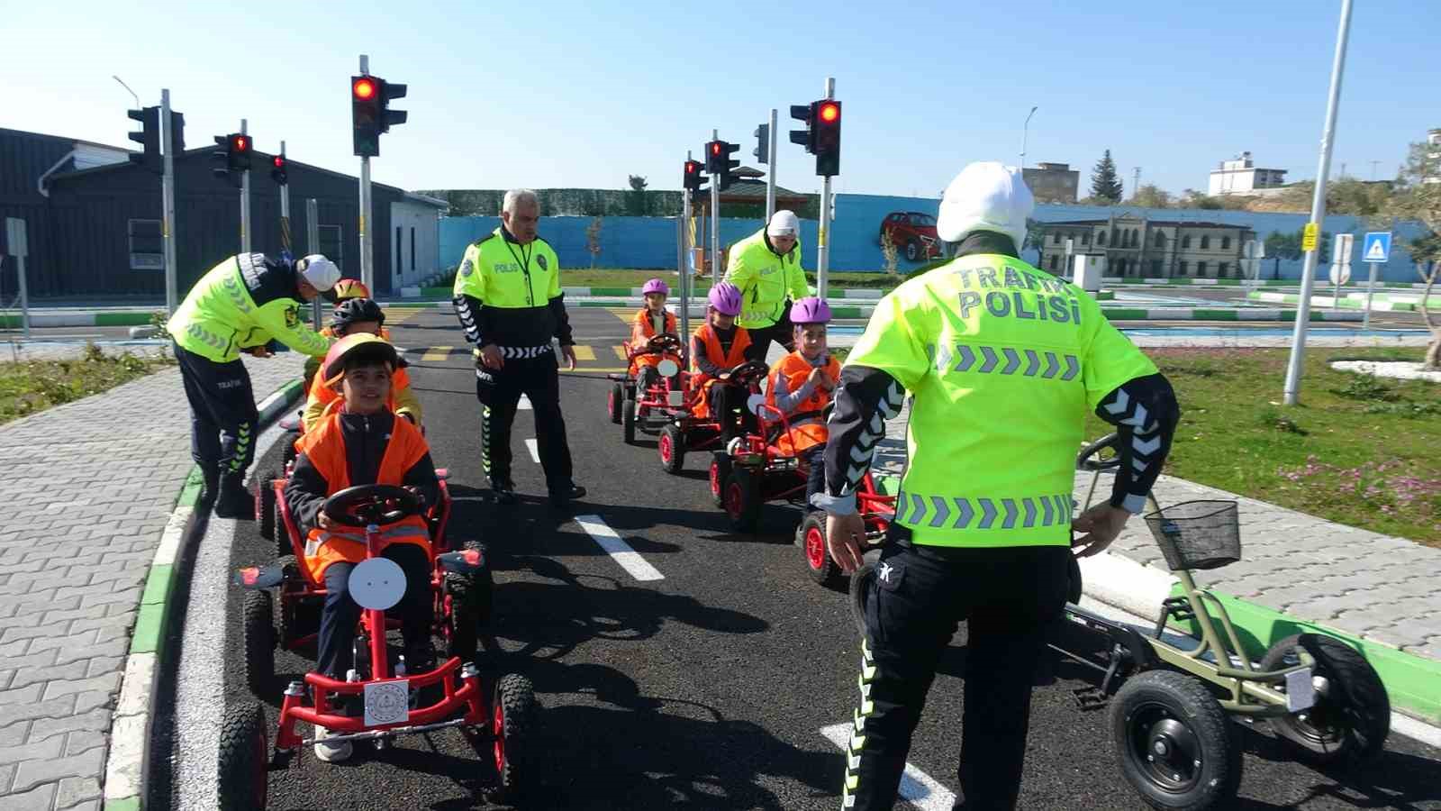 Kilis’te öğrenciler trafik parkında direksiyon başına geçti
