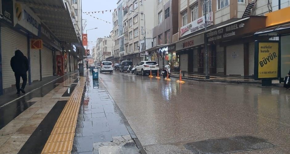 Kilis’te sağanak yağış etkili oluyor
