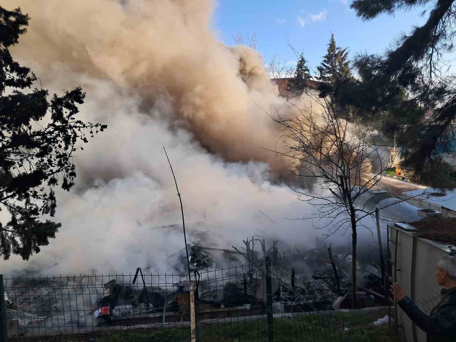 Kilis’te STK’ya ait prefabrik yapıda yangın
