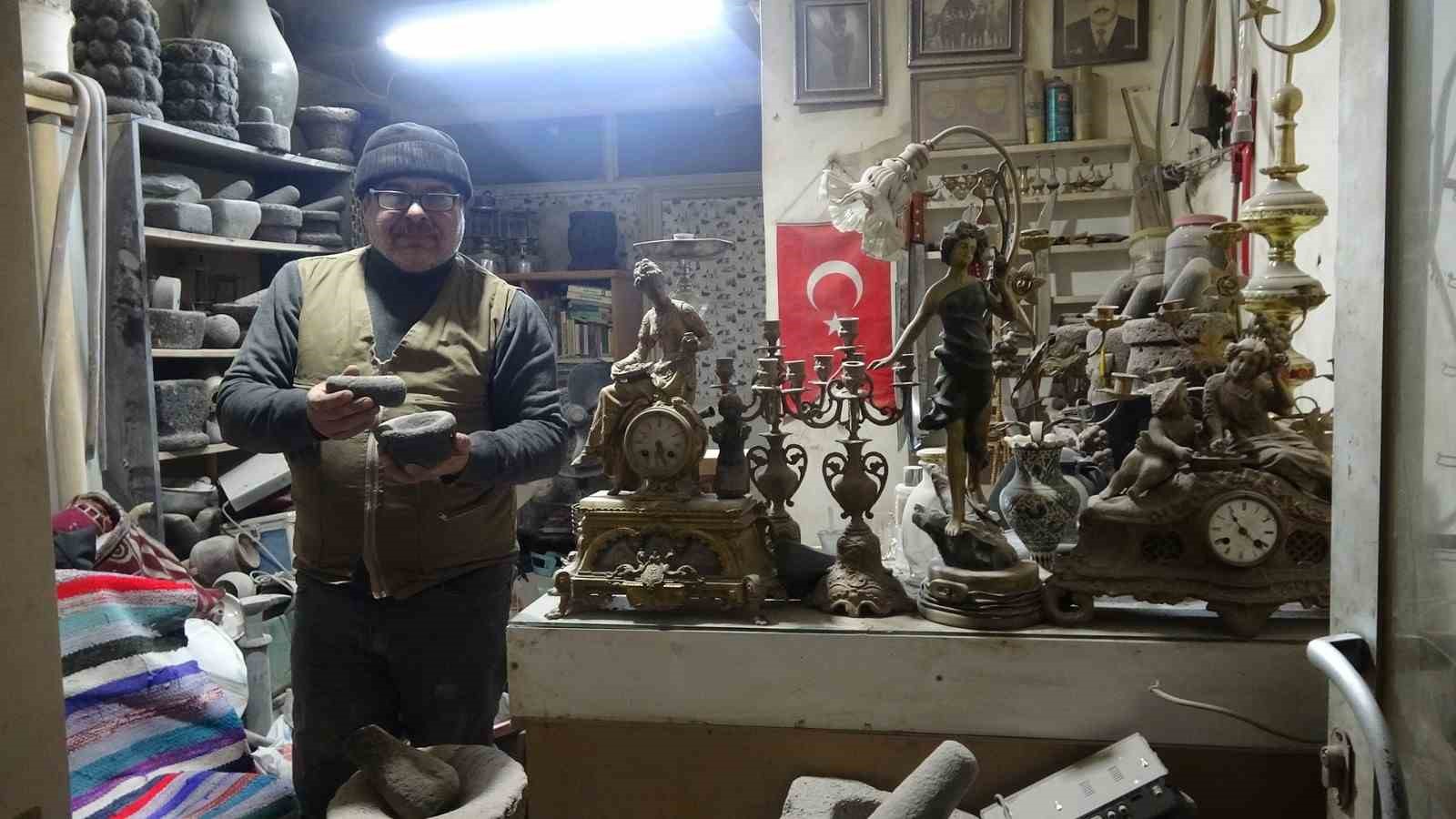 Kilis’te taş oymacılığının son ustası bayramda da tezgah başında
