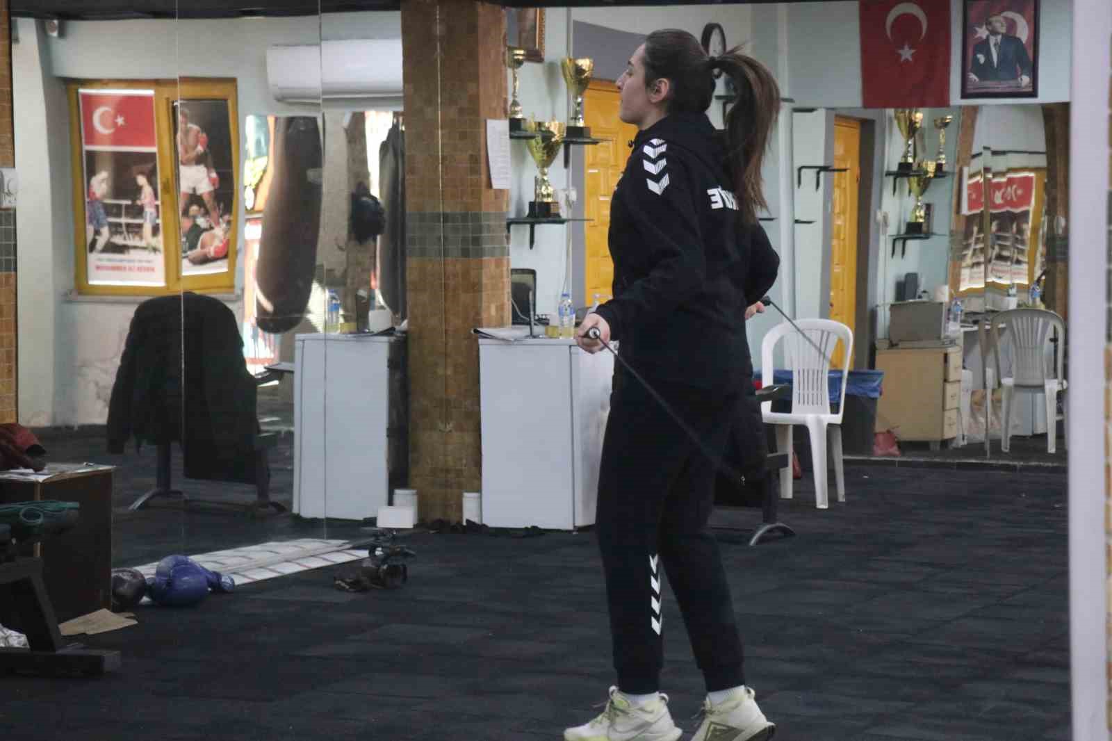 Kilo vermek için taktığı eldivenlerle 7 Türkiye, 1 Avrupa şampiyonu oldu
