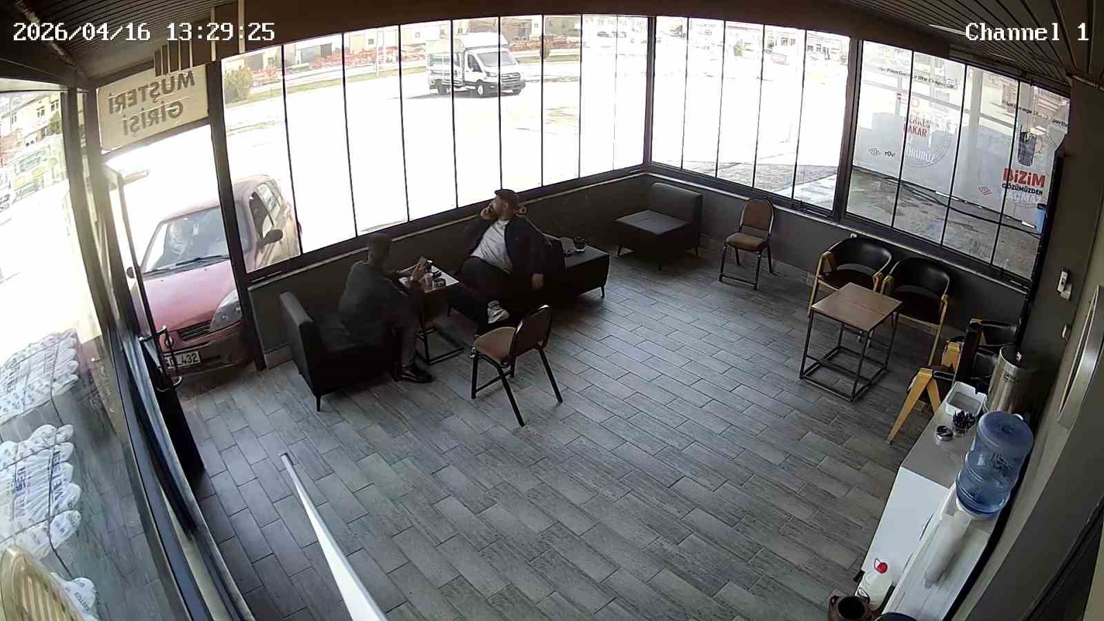 Kimse ne yaptığını anlamadı: Etrafında aracıya etrafında dönen sürücü iş yerine çarptı
