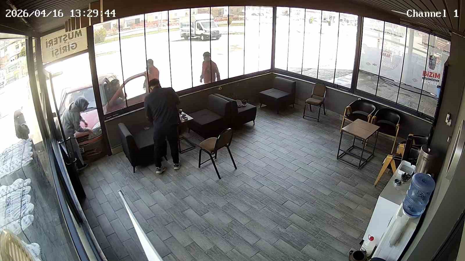 Kimse ne yaptığını anlamadı: Etrafında aracıya etrafında dönen sürücü iş yerine çarptı
