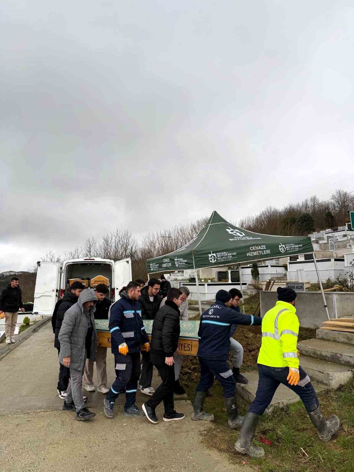 Kimsesiz vatandaşın cenazesi defnedildi, öğrenciler eşlik etti
