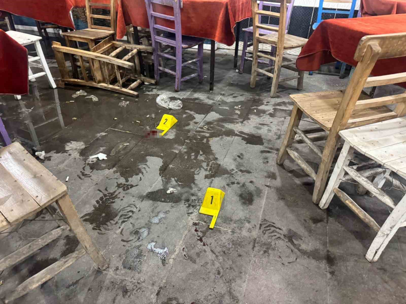 Kıraathanede bıçaklı saldırıya uğrayan amca ve yeğeni yaralandı
