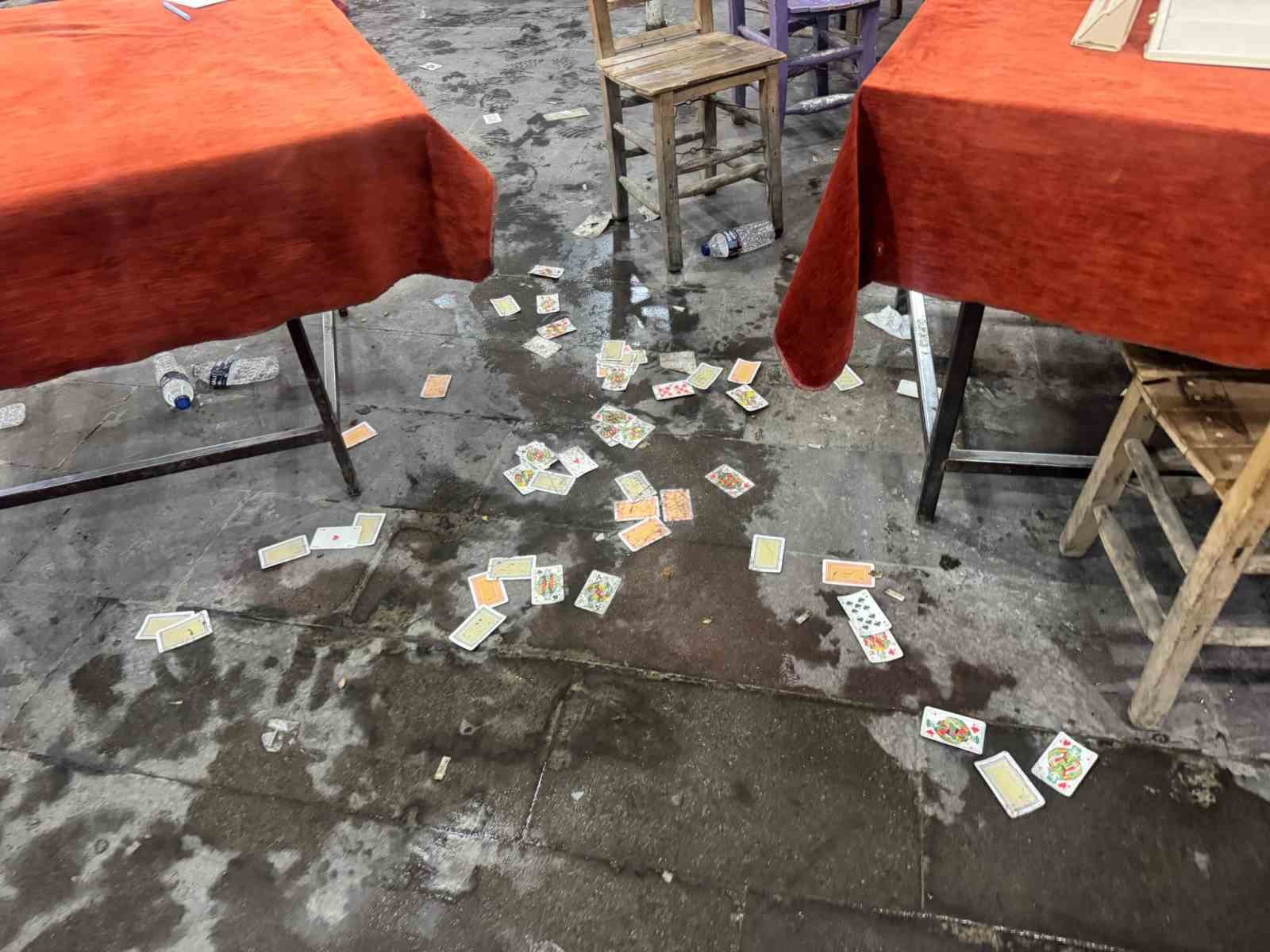 Kıraathanede bıçaklı saldırıya uğrayan amca ve yeğeni yaralandı
