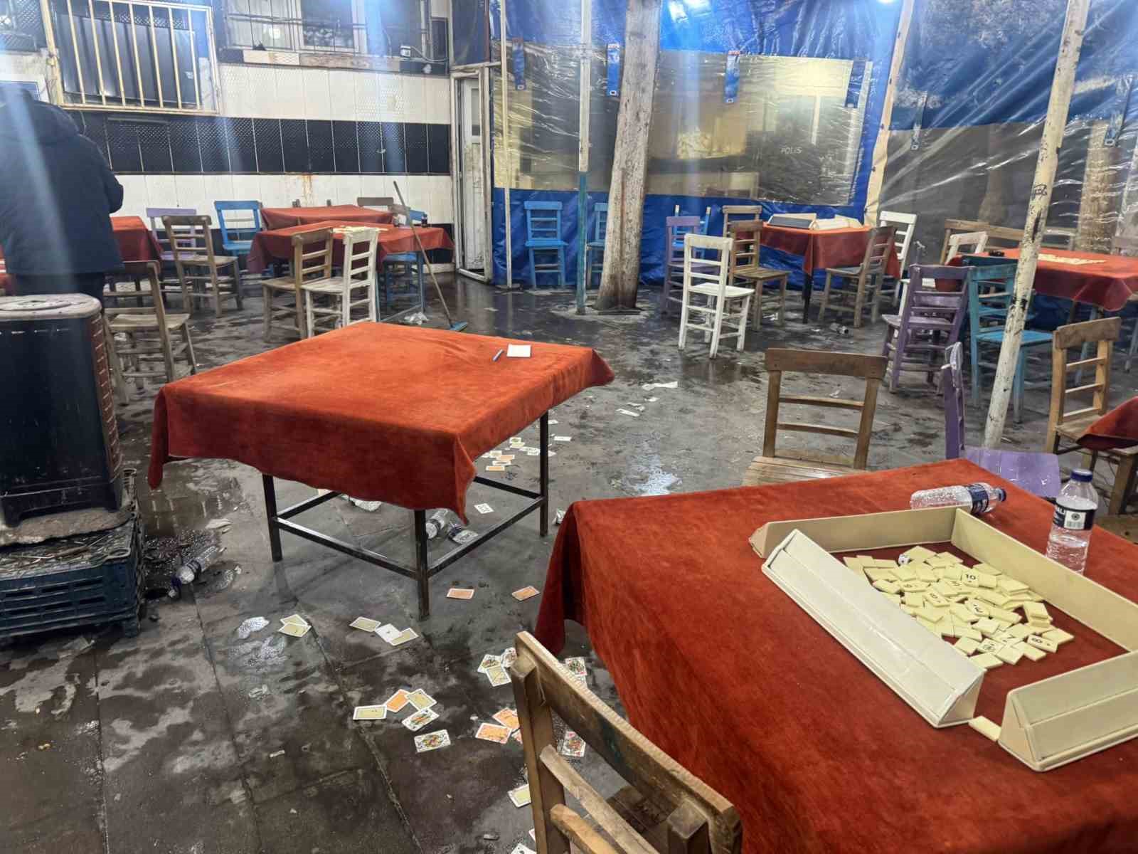 Kıraathanede bıçaklı saldırıya uğrayan amca ve yeğeni yaralandı
