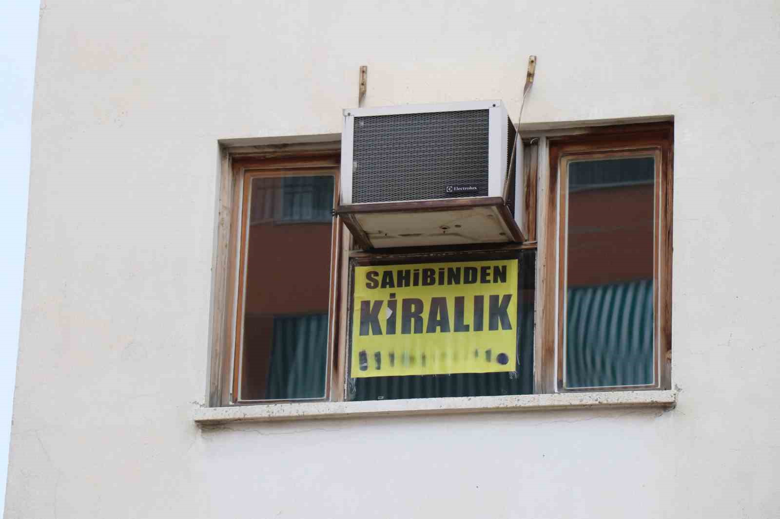 Kiracısını her 50 günde kontrol etmek isteyen ev sahibinden 3 sayfalık sıra dışı kriter listesi
Kiracısını her 50 günde kontrol etmek isteyen ev sahibinden 3 sayfalık sıra dışı kriter listesi