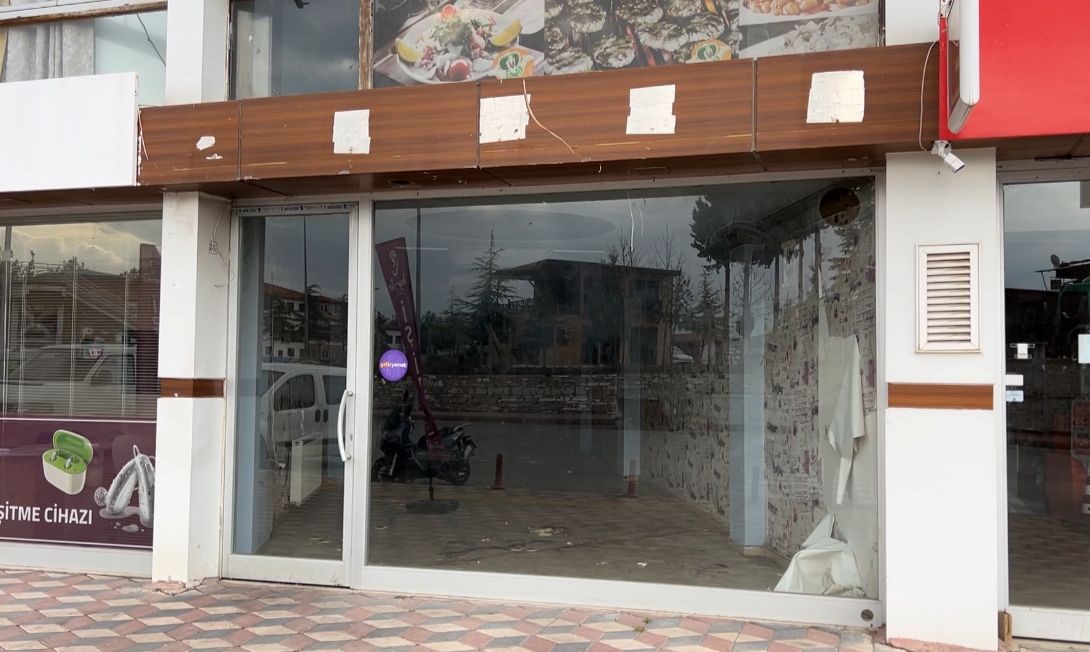 Kiraya verdiği dükkanını 4 yıl sonra harabeye döndüğünü görünce şoke oldu
