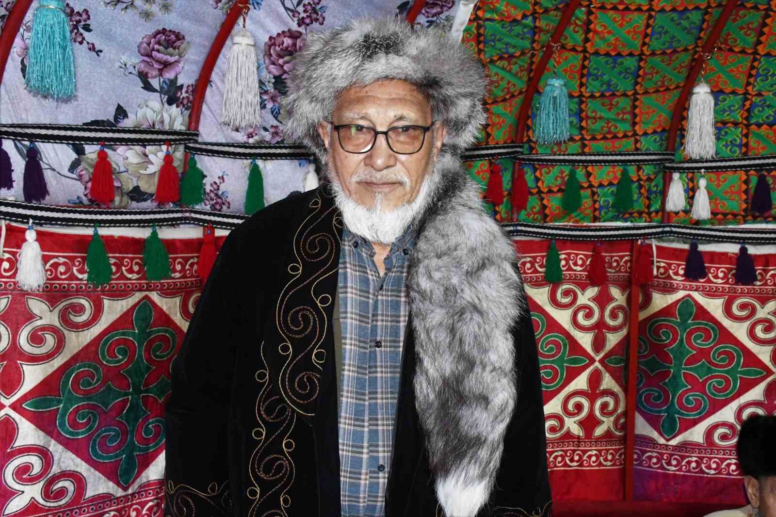 Kırgız aksakallıları otağ çadırında geçmişi yâd ediyor
