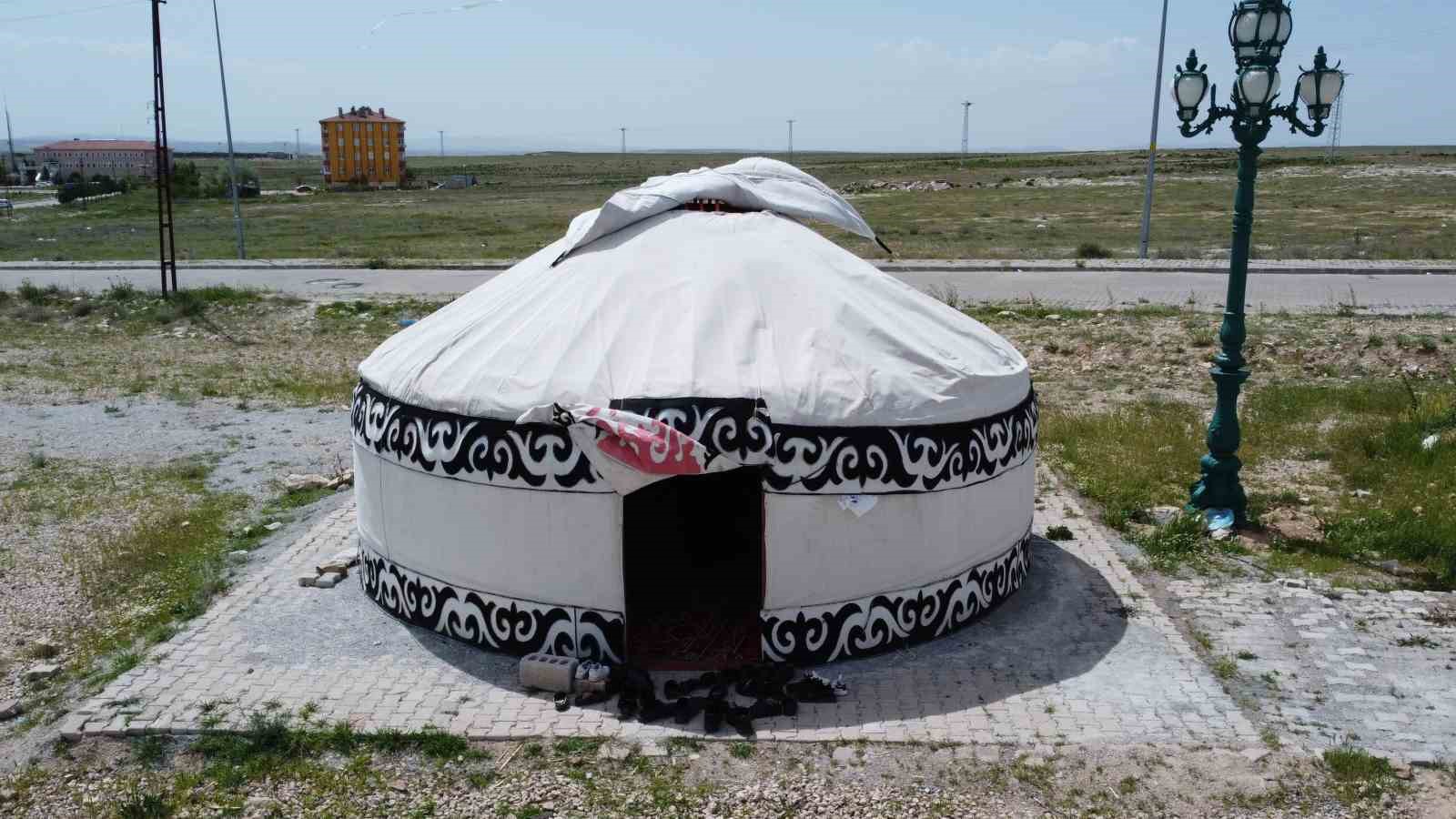 Kırgız aksakallıları otağ çadırında geçmişi yâd ediyor
