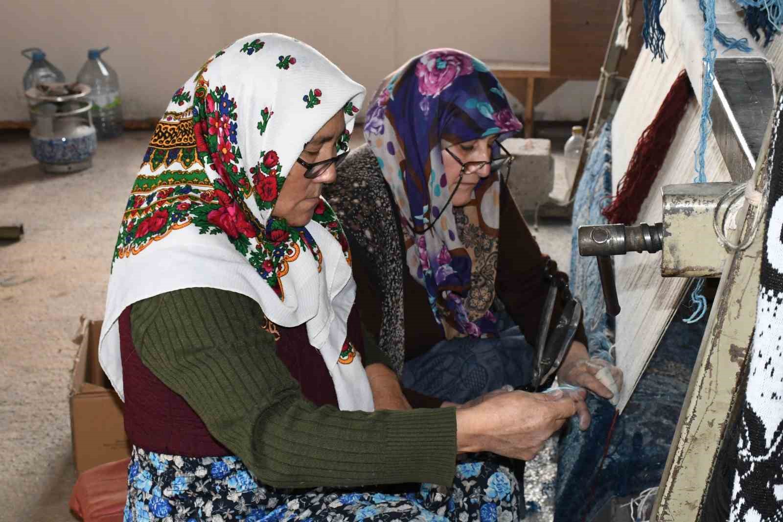 Kırgız Türkleri kültürlerini ilmek ilmek halılara dokuyor
