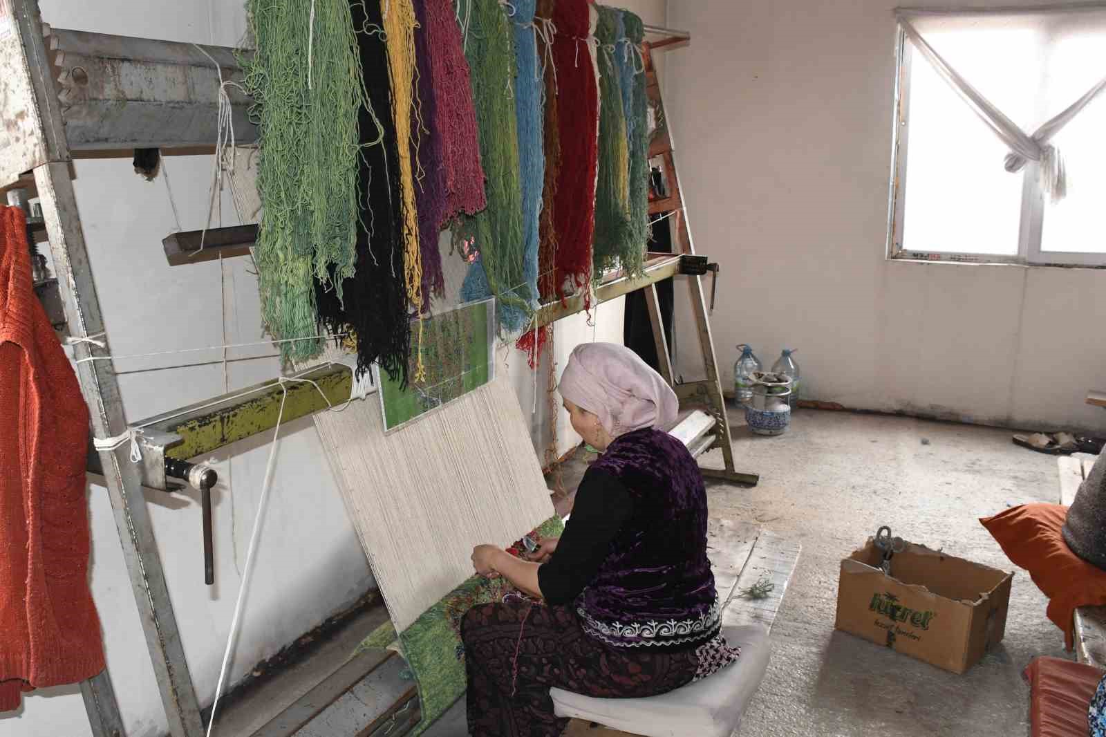 Kırgız Türkleri kültürlerini ilmek ilmek halılara dokuyor
