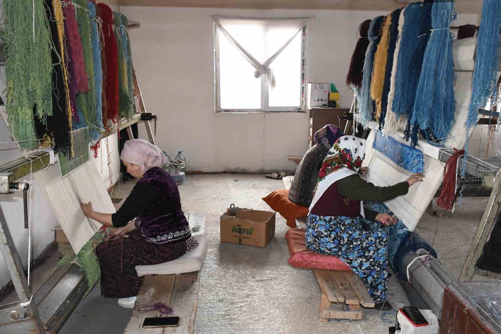 Kırgız Türkleri kültürlerini ilmek ilmek halılara dokuyor
