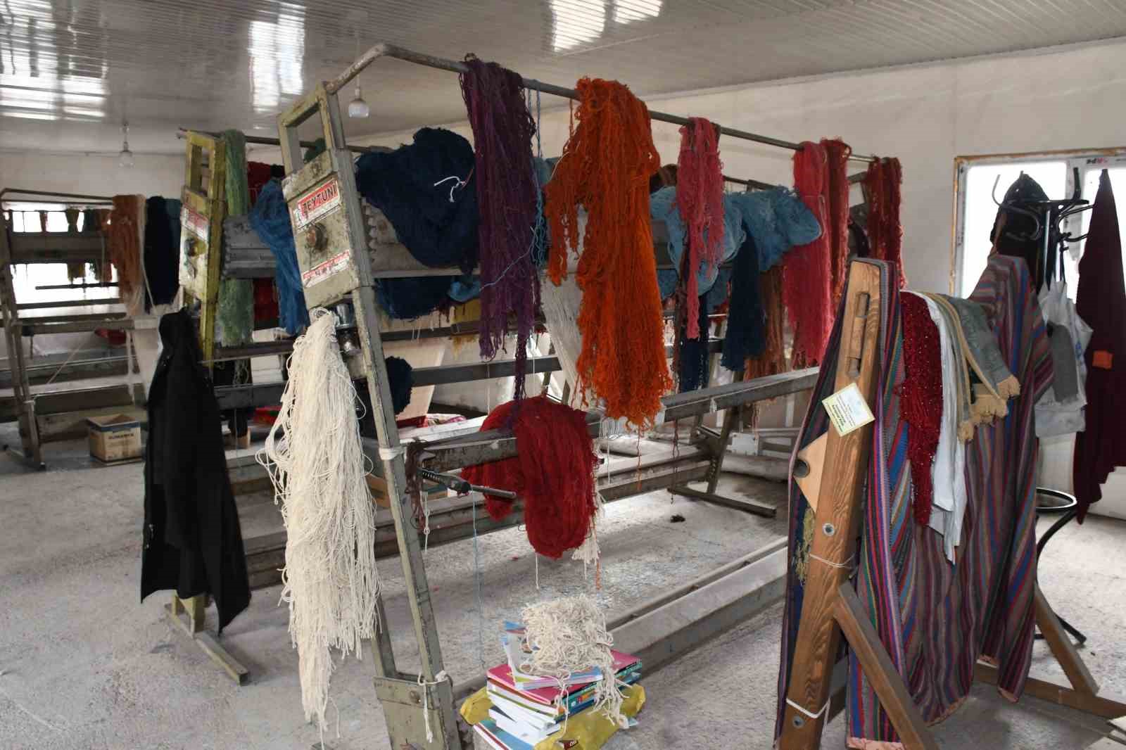 Kırgız Türkleri kültürlerini ilmek ilmek halılara dokuyor
