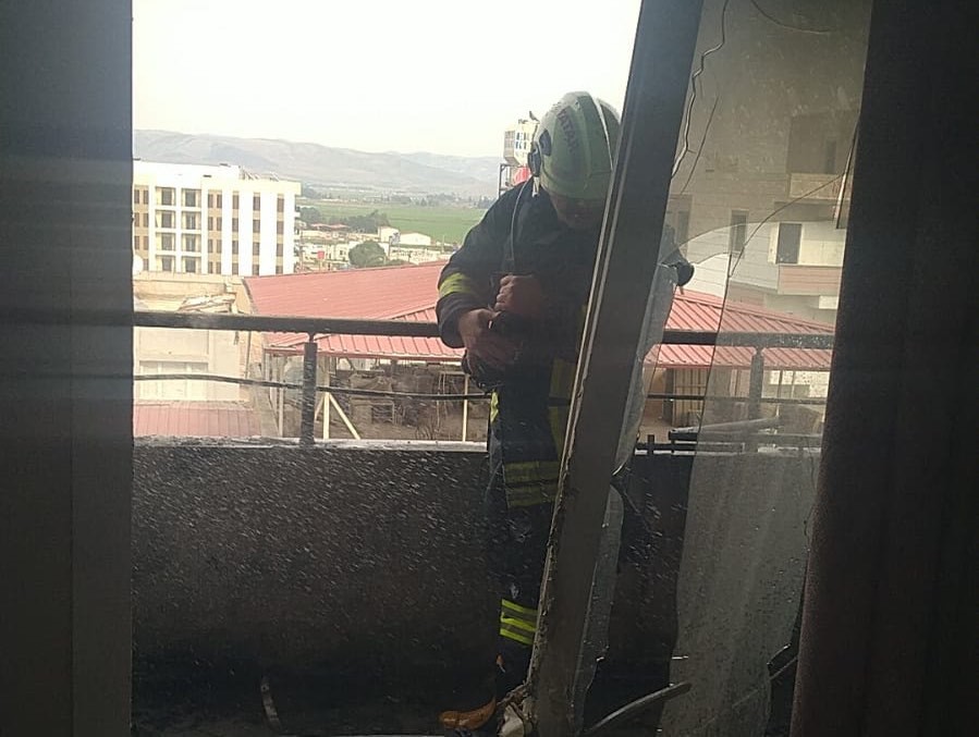 Kırıkhan’da apartman dairesi alevlere teslim oldu
