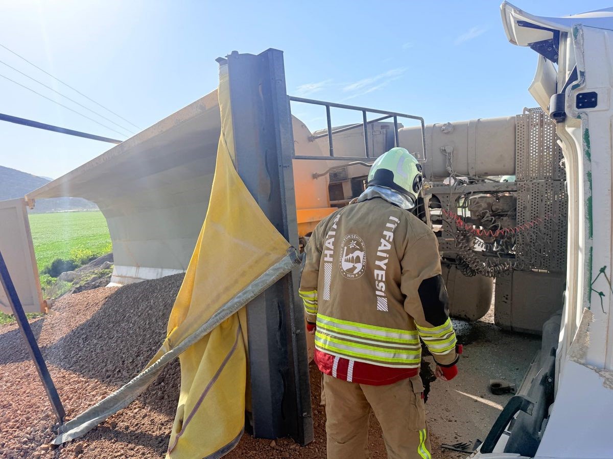 Kırıkhan’da devrilen hafriyat kamyonunun sürücüsü yaralandı
