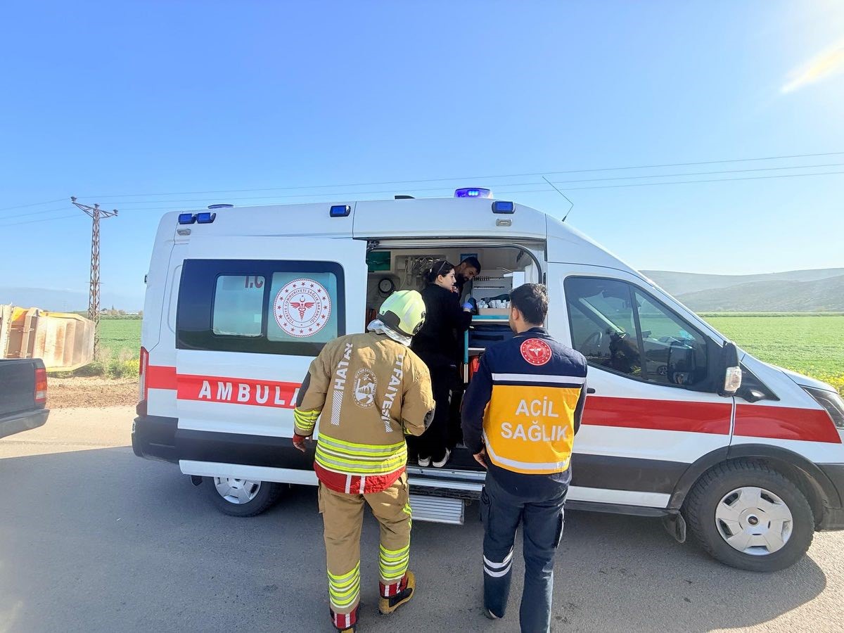 Kırıkhan’da devrilen hafriyat kamyonunun sürücüsü yaralandı
