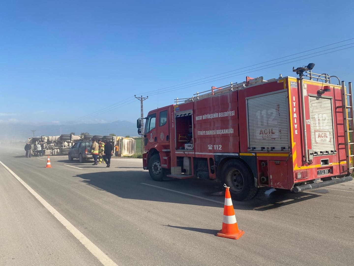 Kırıkhan’da devrilen hafriyat kamyonunun sürücüsü yaralandı
