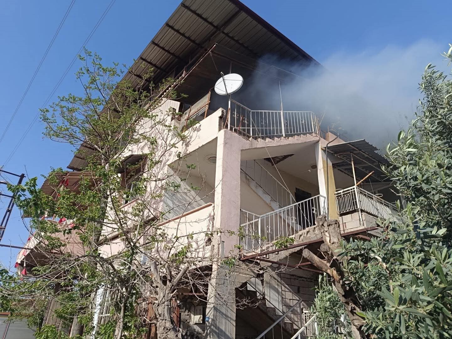 Kırıkhan’da evin terası alevlere teslim oldu
