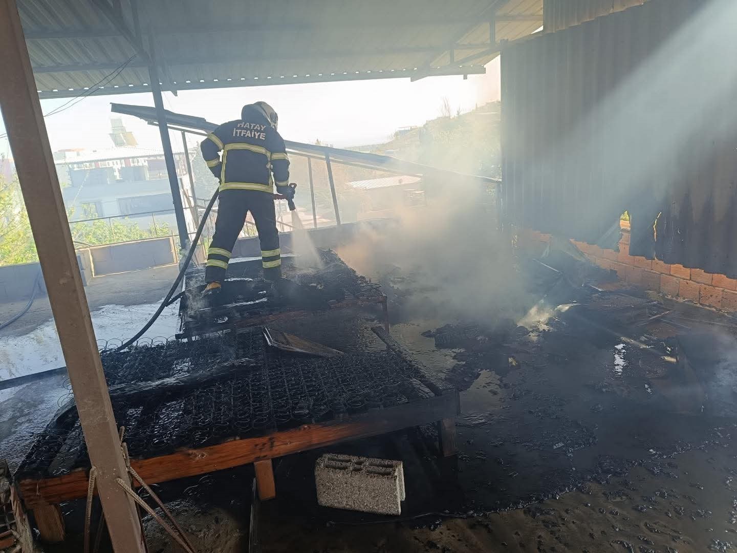 Kırıkhan’da evin terası alevlere teslim oldu
