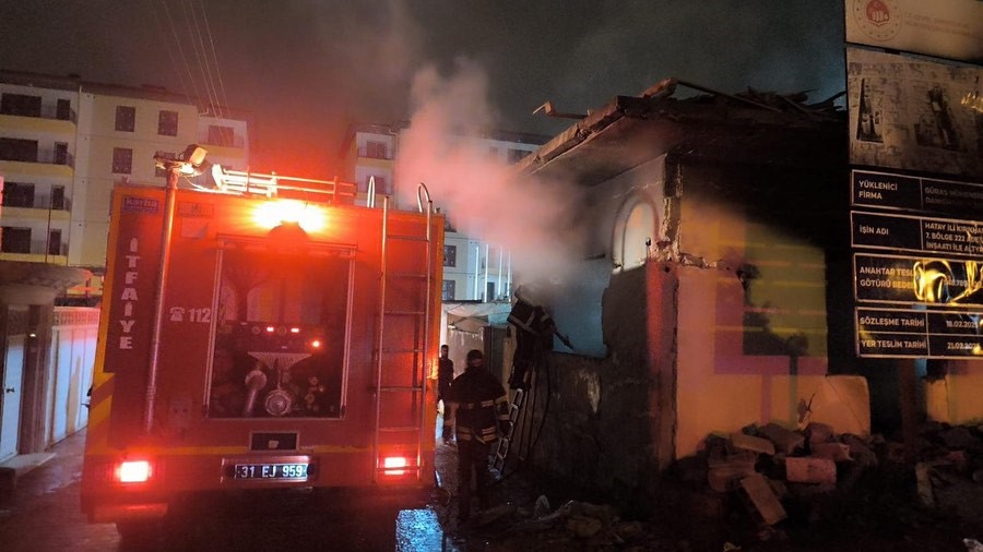 Kırıkhan’da metruk binadan alevler yükseldi
