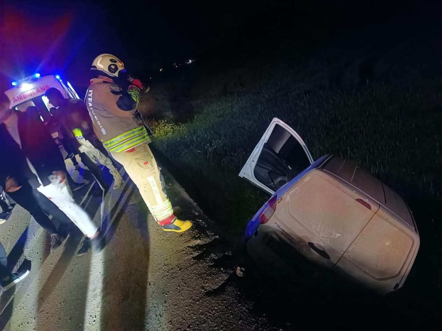 Kırıkhan’da şarampole devrilen hafif ticari aracın sürücüsü yaralandı
