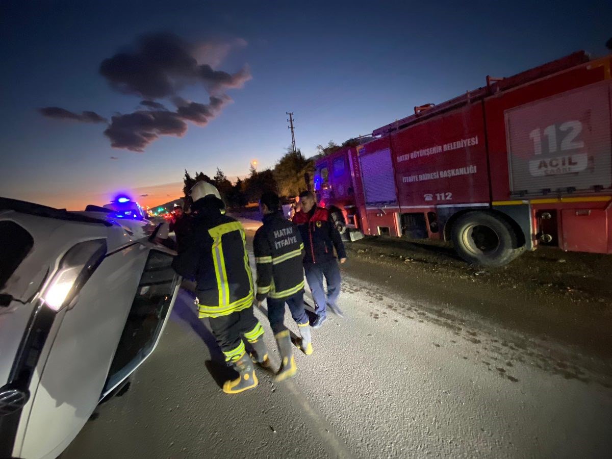 Kırıkhan’da yan yatan otomobilin sürücüsü yaralandı
