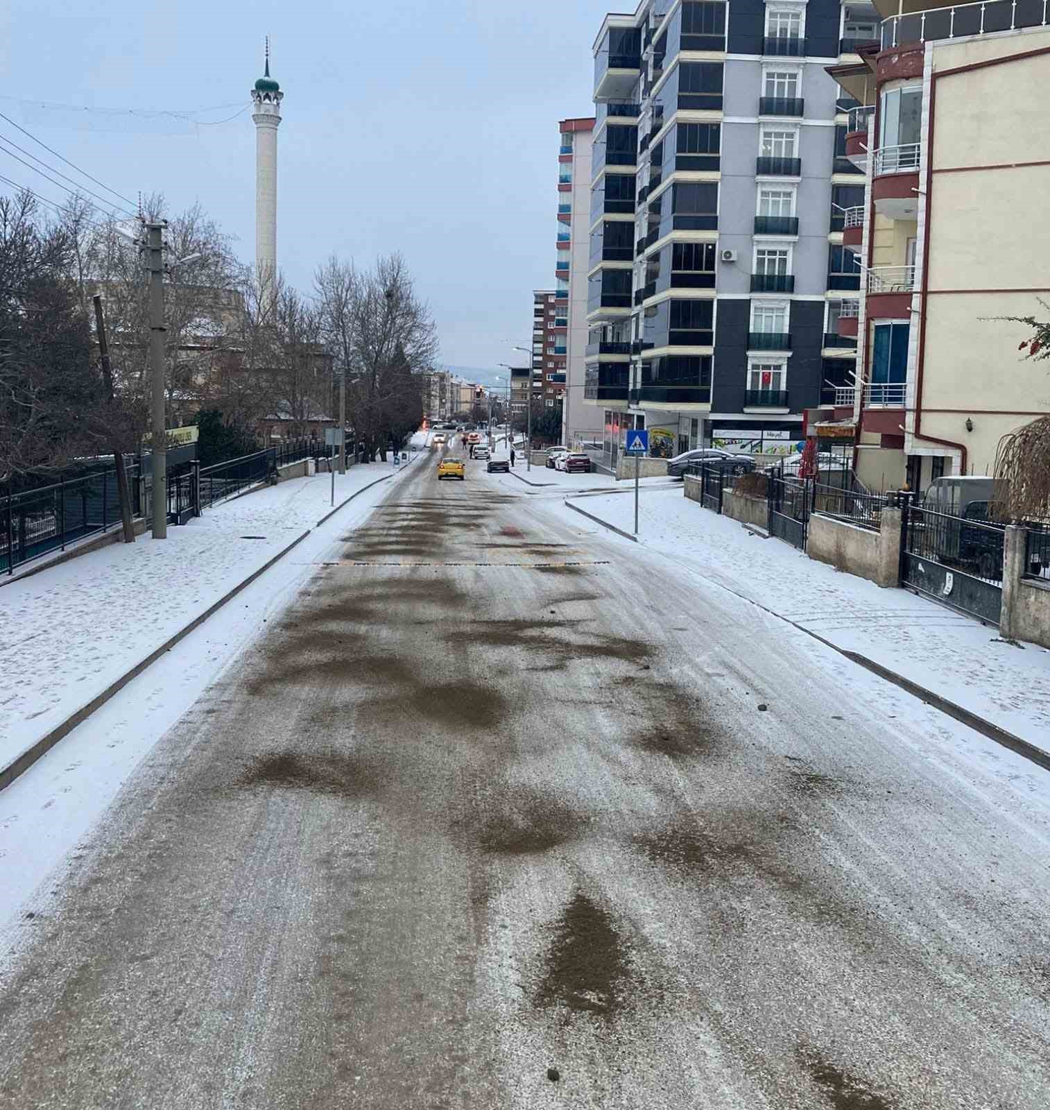 Kırıkkale Belediyesi ekipleri kar mesaisinde
