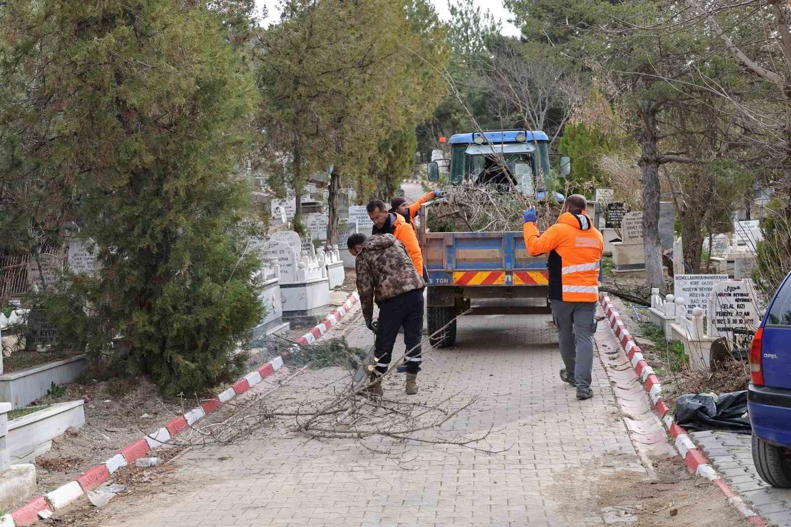 Kırıkkale Belediyesi mezarlıklarda bakım çalışması başlattı
