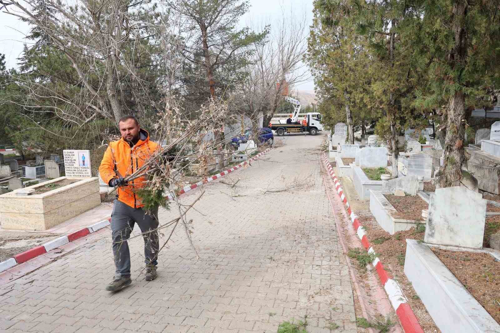 Kırıkkale Belediyesi mezarlıklarda bakım çalışması başlattı
