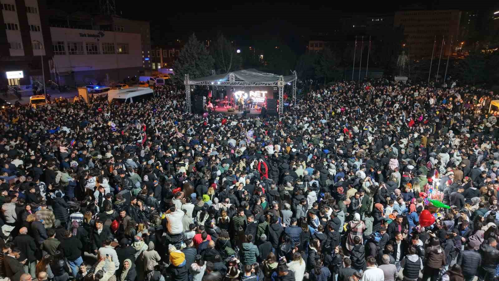 Kırıkkale’de Hüseyin Kağıt konserine binlerce kişi akın etti
